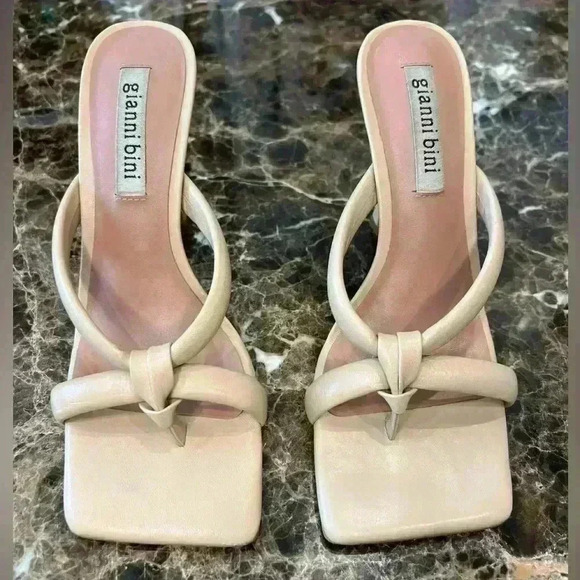 Gianni Bini Begment Leather Tubular Thong Heels Size 7.5M Tan/Cream - Picture 1 of 8
